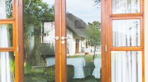 Honeymoon Bungalow | Bed sheets - Deruxa Cottages (De Wagensdrift)