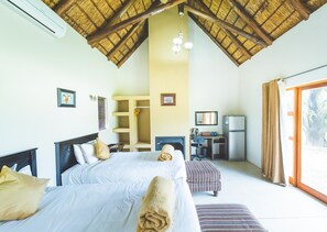 Executive Bungalow | Bed sheets - Deruxa Cottages (De Wagensdrift)