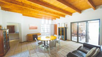 Family Bungalow | In-room dining