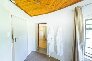 Family Bungalow | Bathroom | Separate tub and shower, deep soaking tub, free toiletries, towels - Deruxa Cottages (De Wagensdrift)