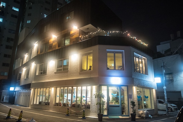 Fachada de la propiedad por la tarde o noche