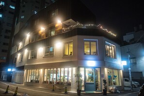 Façade de l’hébergement - soirée/nuit