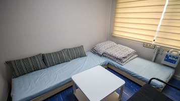 Zweibettzimmer | Hochwertige Bettwaren, Daunenbettdecken, laptopgeeigneter Arbeitsplatz