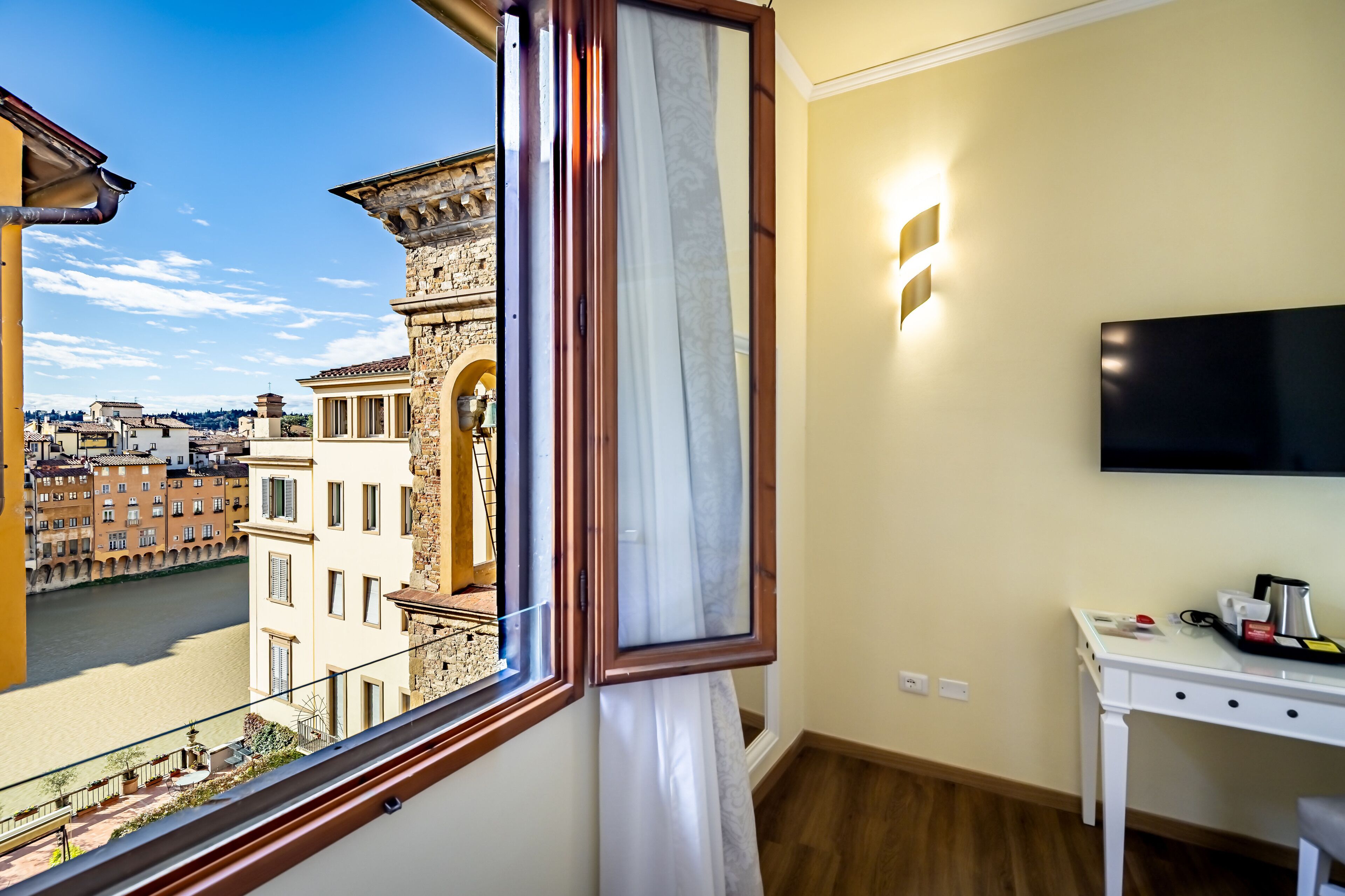 Camera Deluxe, vista fiume | Minibar, Zimmersafe, Schreibtisch, laptopgeeigneter Arbeitsplatz