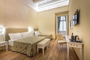 ميني بار وخزنة داخل الغرفة ومكتب ومساحة عمل للكمبيوتر المحمول