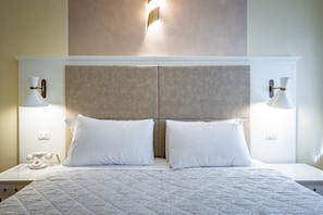 Minibar, in-room safe, desk, laptop workspace - Residenza Alessandra (Florence)