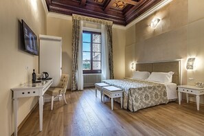 Deluxe Room (Camera Deluxe Spaziosa) | Minibar, in-room safe, desk, laptop workspace - Residenza Alessandra (Florence)
