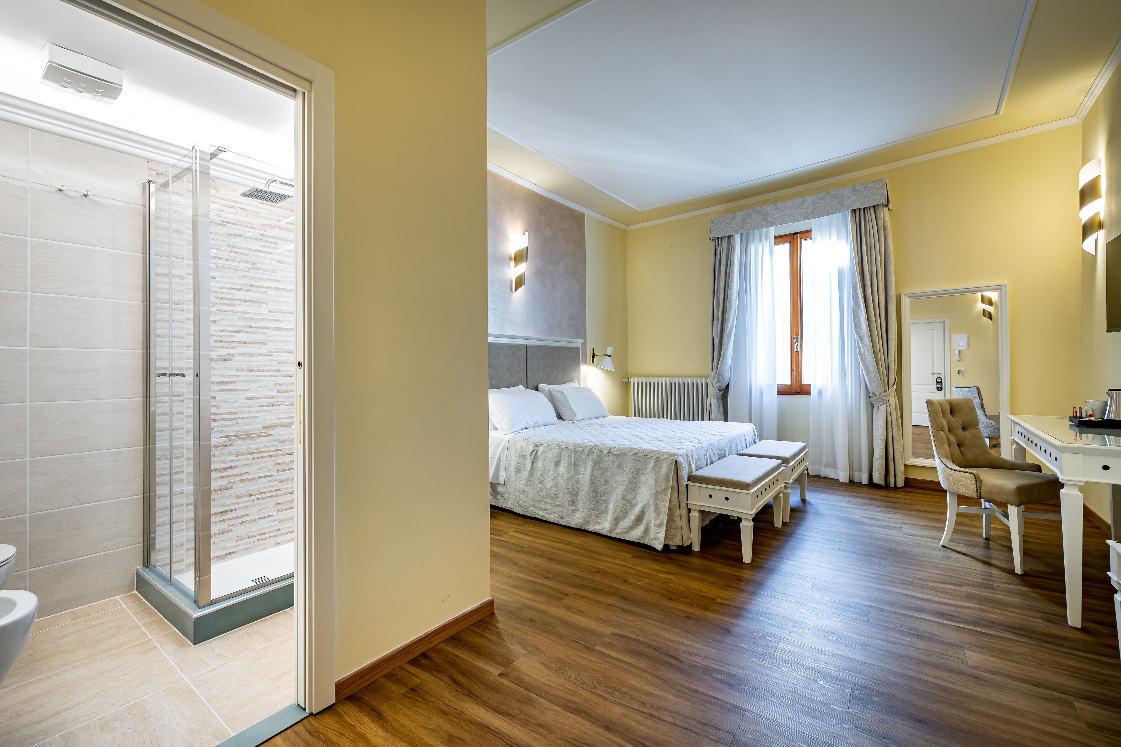 Camera Deluxe, vista fiume | Minibar, caja fuerte, escritorio y espacio para trabajar con un portátil