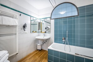 Habitación familiar (Camera Deluxe Familiare) | Baño | Ducha, artículos de higiene personal gratuitos, secador de pelo y bidé