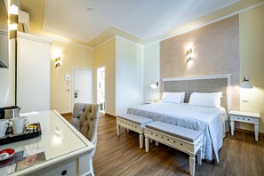 Camera Deluxe, vista fiume | Minibar, in-room safe, desk, laptop workspace - Residenza Alessandra (Florence)