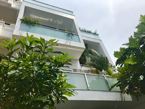 Vista frontal de la propiedad