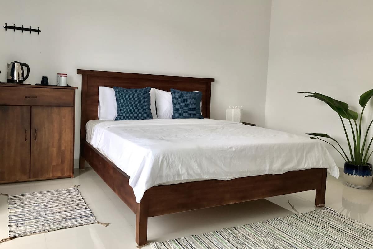 Desk, iron/ironing board, rollaway beds, free WiFi