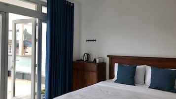 Phòng Deluxe, ban công (External Private Bathroom) | Bàn, bàn ủi/dụng cụ ủi quần áo, giường gấp/giường phụ (phụ phí)