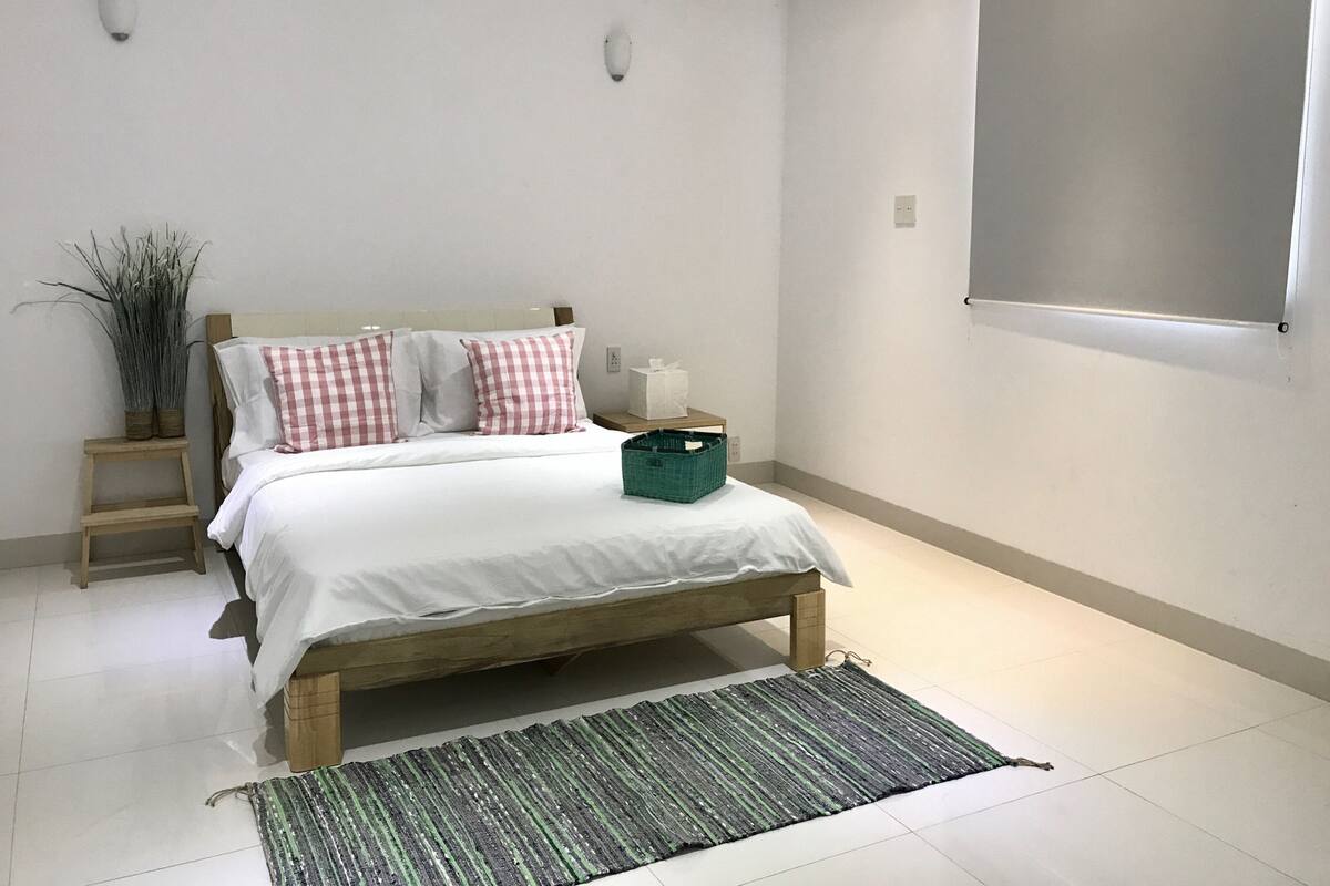 Desk, iron/ironing board, rollaway beds, free WiFi