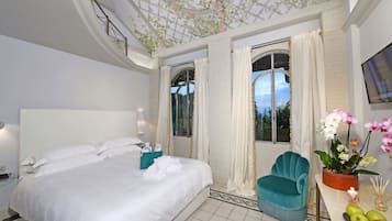 Deluxe-huone | Minibaari, tallelokero huoneessa, äänieristys, silitysrauta/-lauta