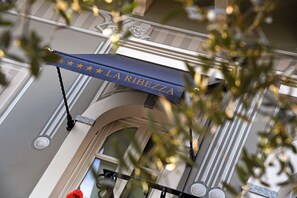 Exterior detail - La Ribezza Boutique Hotel (Monforte d'Alba)