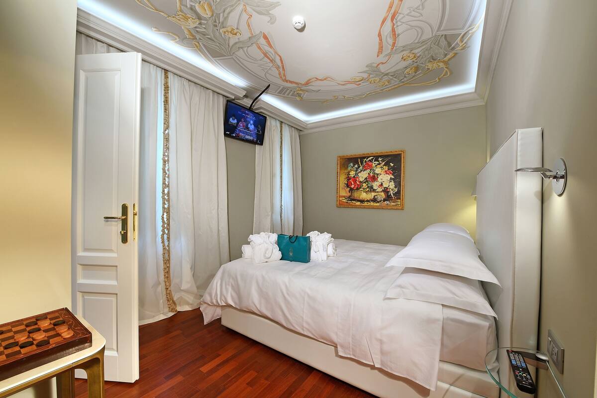 deluxe room | 1 bedroom, minibar, in-room safe, soundproofing