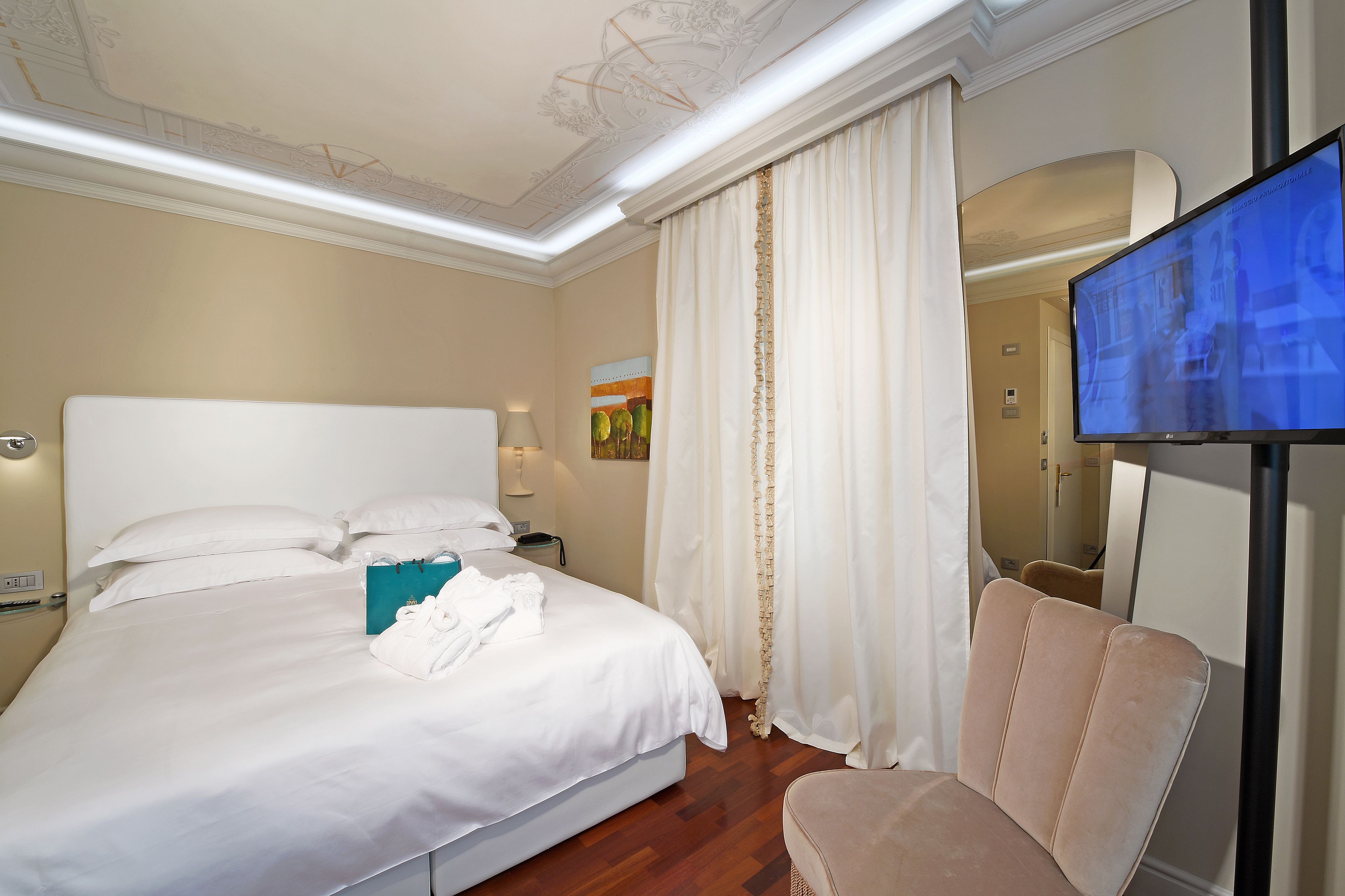 luxury room | 1 bedroom, minibar, in-room safe, soundproofing