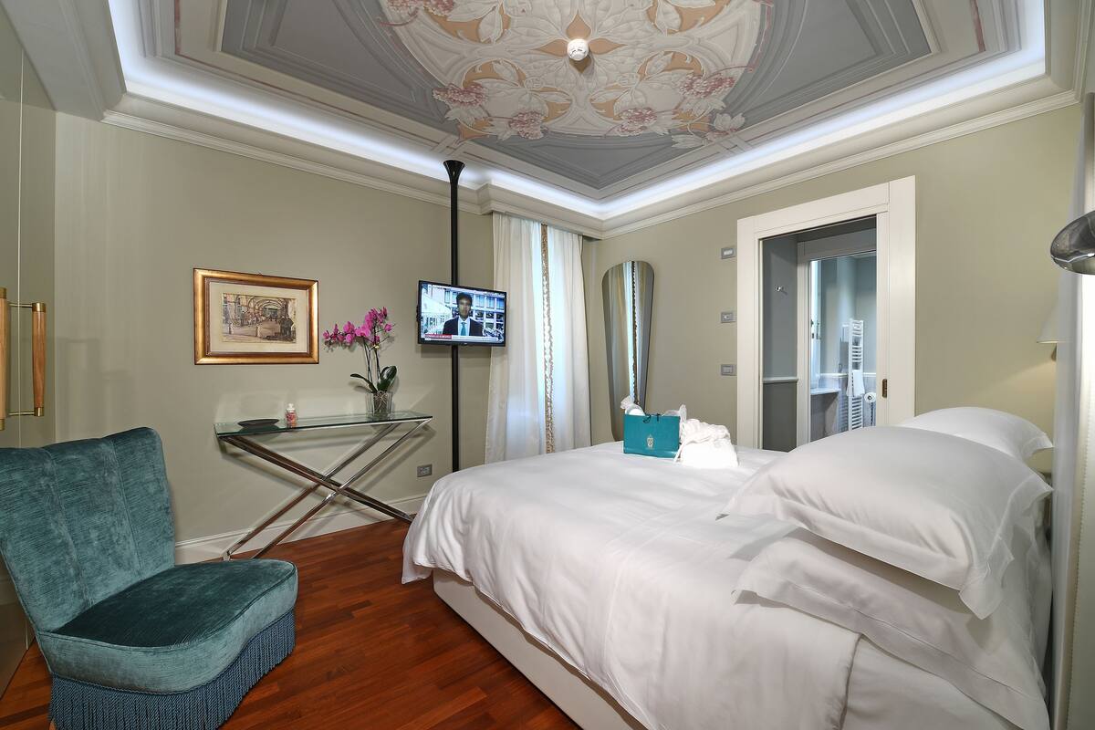 Luxury Room | Minibar, in-room safe, soundproofing, iron/ironing board (on request)