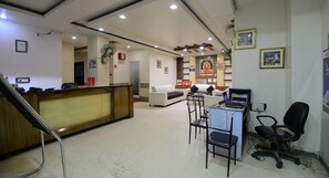 Outdoor dining - Hotel Sai Dham International (New Delhi)
