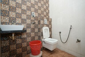 Regadera, amenidades de baño gratuitas, toallas 