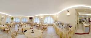 Desayuno buffet (EUR 12 por persona)