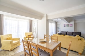 Deluxe-Apartment, 2 Schlafzimmer, Nichtraucher, Meerseite | Essbereich im Zimmer