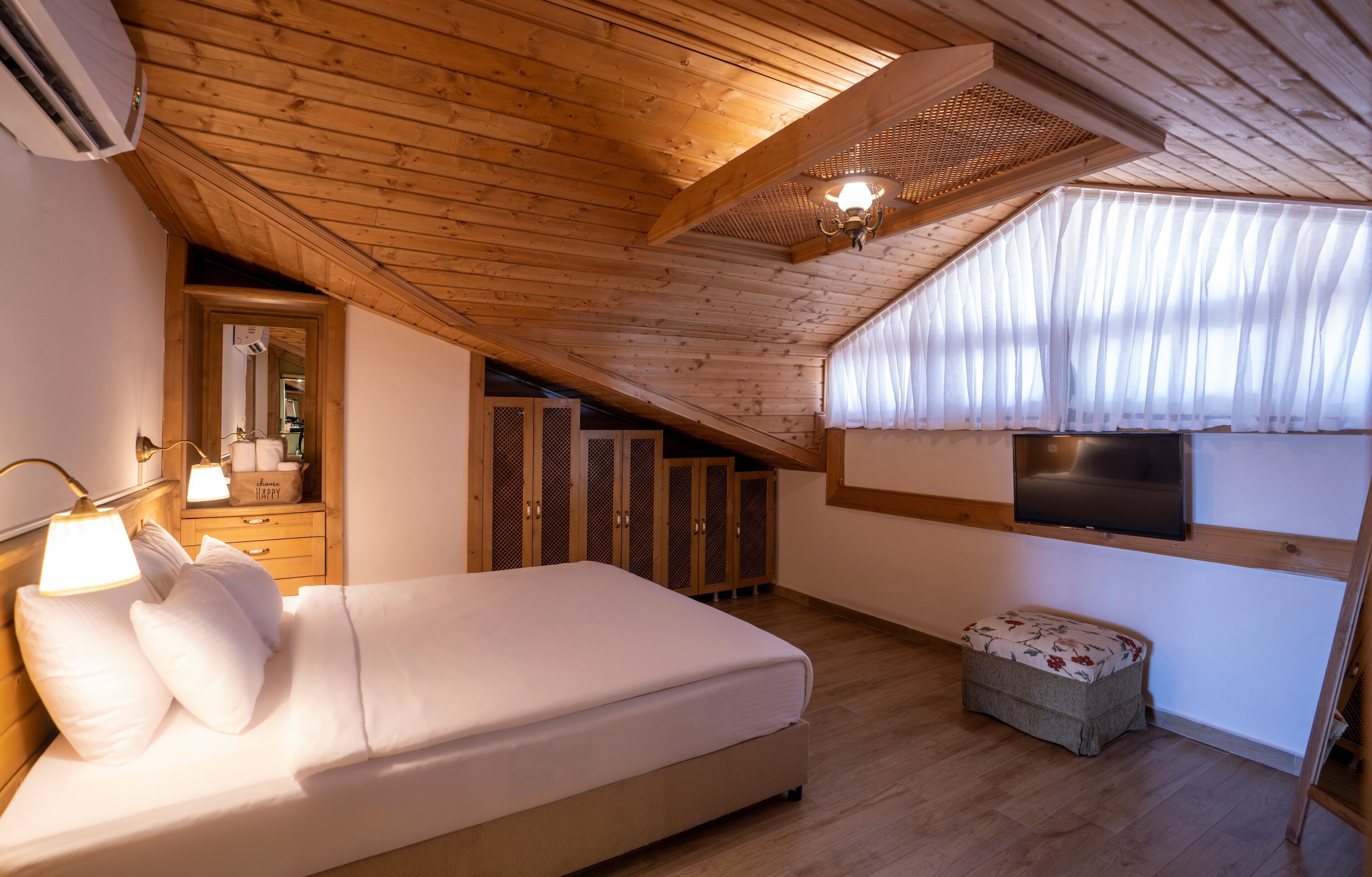 Design Apartment, 1 Bedroom | Premium bedding, Select Comfort beds, desk, laptop workspace