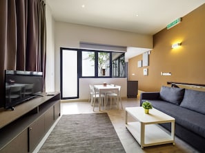 Een 40-inch lcd-televisie met digitale zenders en televisie