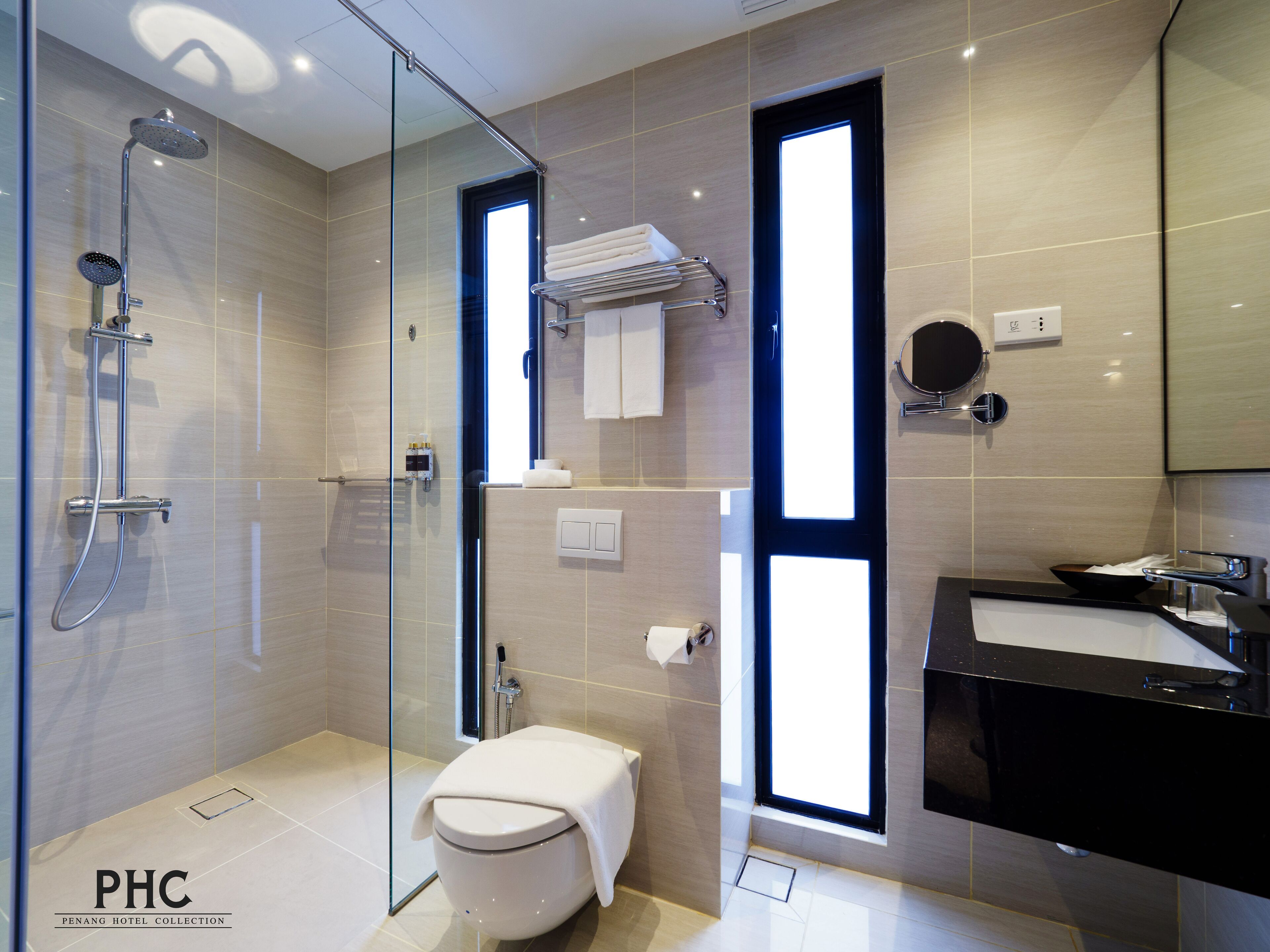 Shower, free toiletries, hair dryer, bidet