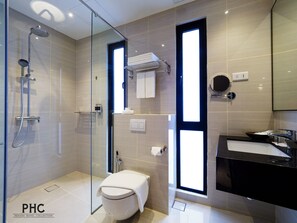 Shower, free toiletries, hair dryer, bidet - Hutton Central Hotel Managed By The Ascott Limited (George Town)