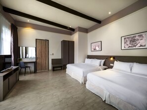 Een kluis op de kamer, een bureau, een strijkplank/strijkijzer