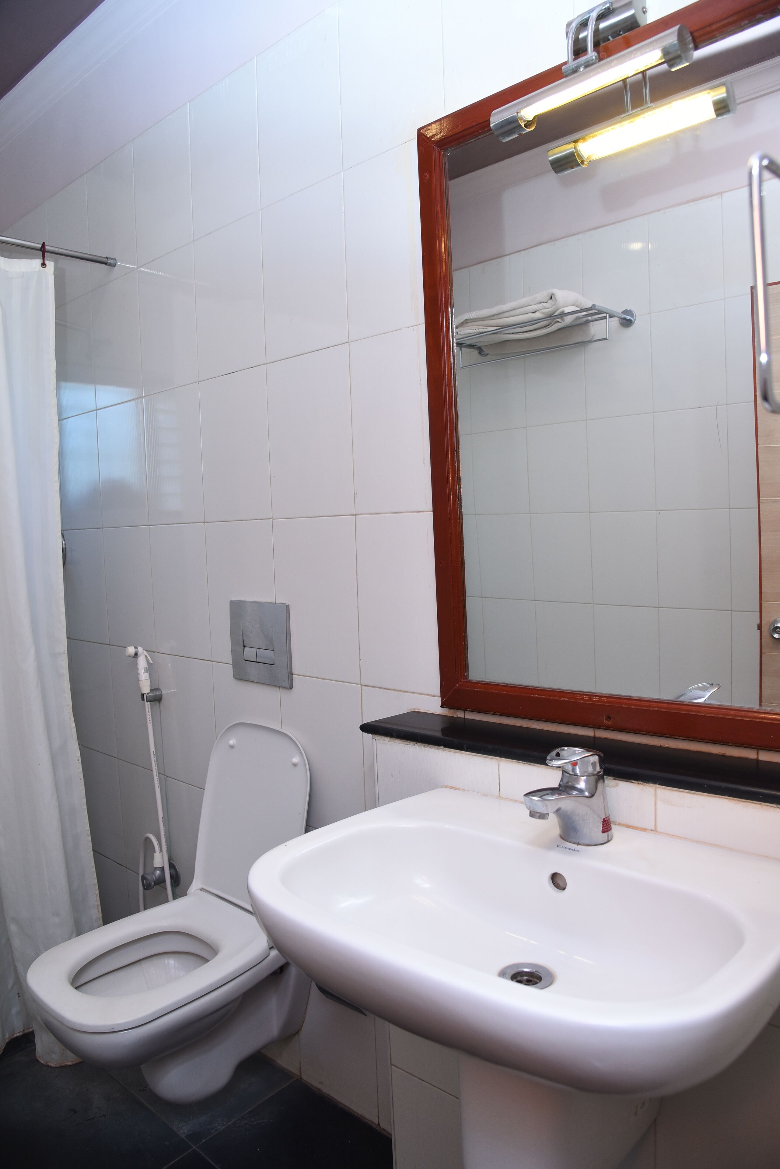 Un baño con inodoro, lavamanos y ducha.