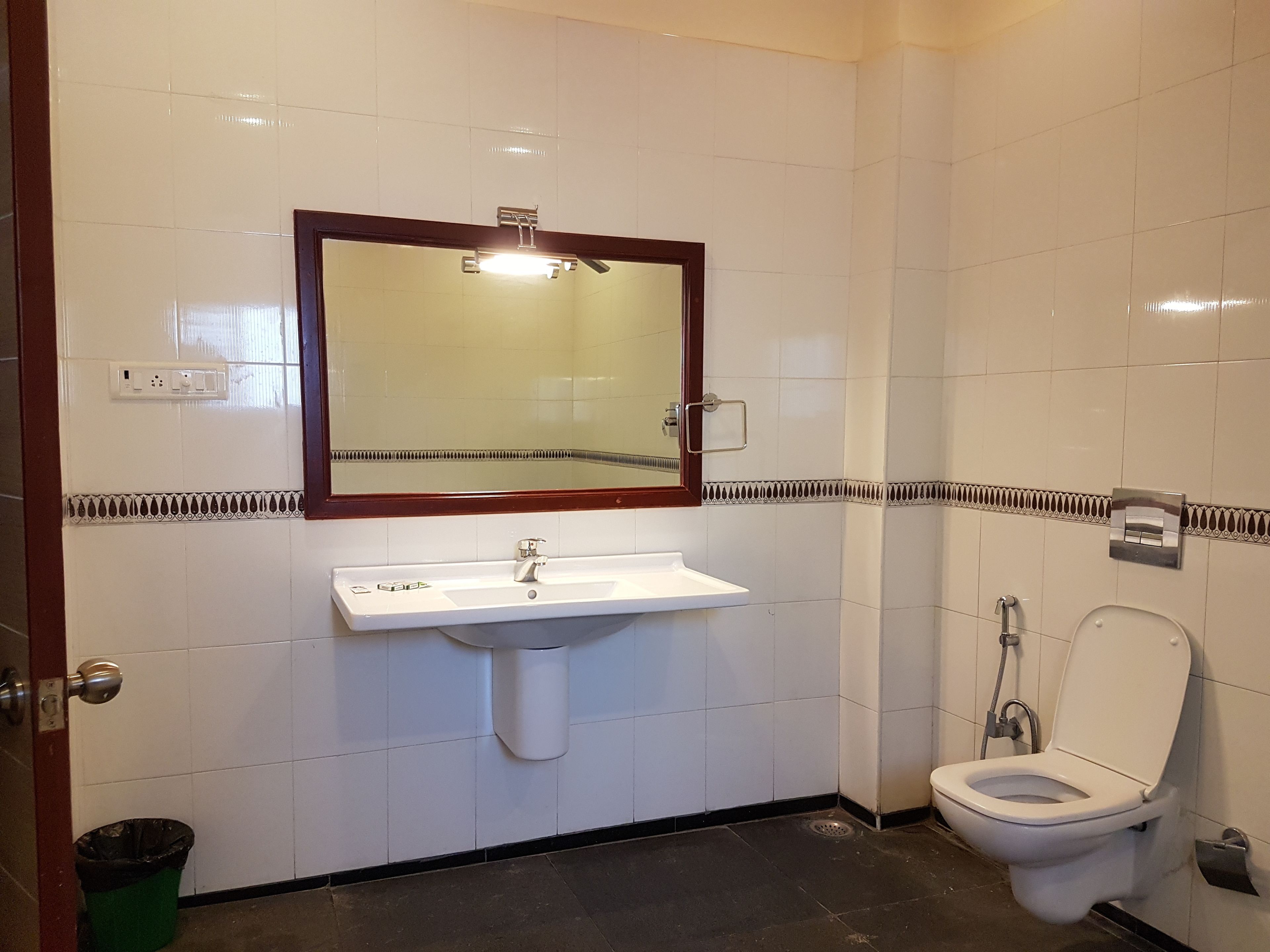 Shower, jetted bath, rainfall showerhead, free toiletries