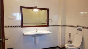 Shower, jetted tub, rainfall showerhead, free toiletries