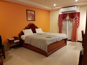 Premium bedding, in-room safe, desk, iron/ironing board - Hotel Subhalakshmi Palace (Karaikudi)