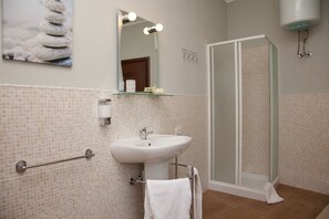 Doppel- oder Zweibettzimmer, eigenes Bad (External) | Badezimmer | Komfortbadewanne, kostenlose Toilettenartikel, Haartrockner, Bidet