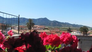 Vista de una zona residencial con casas, montañas y cielo despejado.