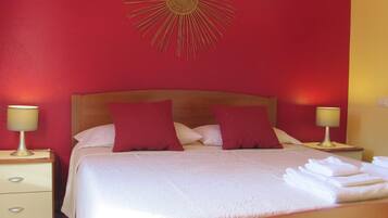 Quarto casal | Frigobar, escrivaninha, camas extras/dobráveis (sobretaxa)