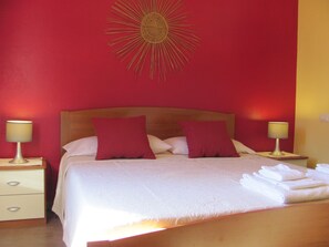 ميني بار ومكتب وأسرّة قابلة للطي وواي فاي مجانًا