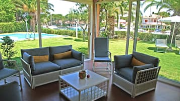 Villa, 3 Schlafzimmer, eigener Pool, Meerseite | Lanai (Veranda)