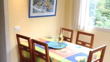 Apartment, 1 Bedroom | In-room dining