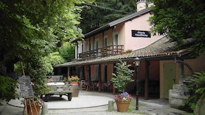 A building with a sign reading "Osteria Vino Divino". - Camping Valle Romantica (Cannobio)