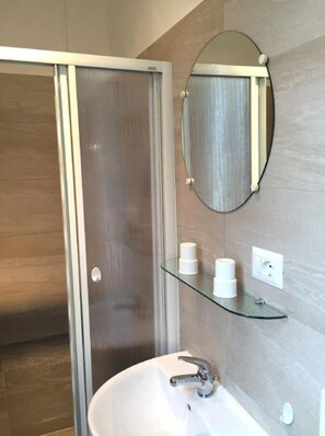 Apartment, 1 Bedroom (4 people) | Bathroom | Shower