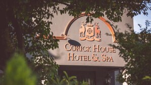 Skilt for Corick House Hotel & Spa med et våbenskjold og to hjorte.