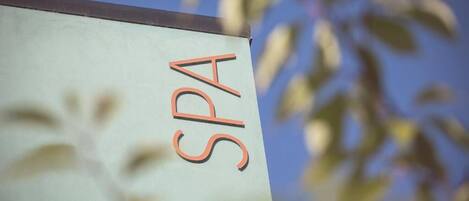Una señal con las letras 'SPA' en una tipografía estilizada, que indica un centro de spa.