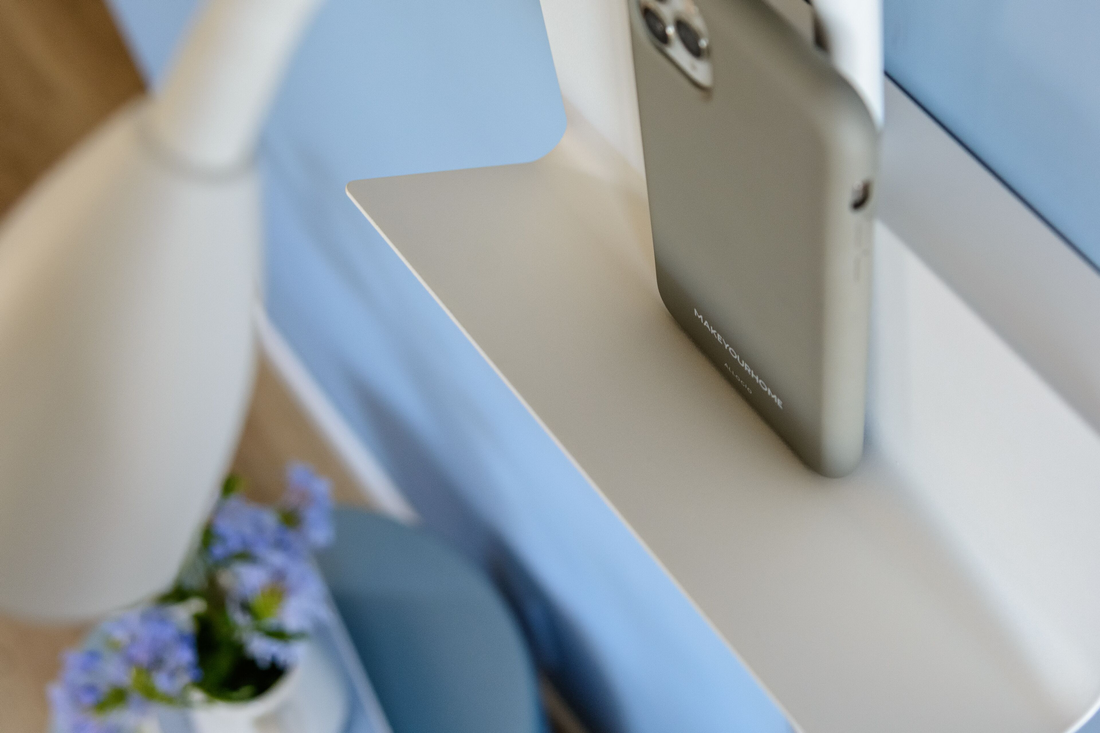 Een smartphone op een standaard, met een wazige achtergrond.