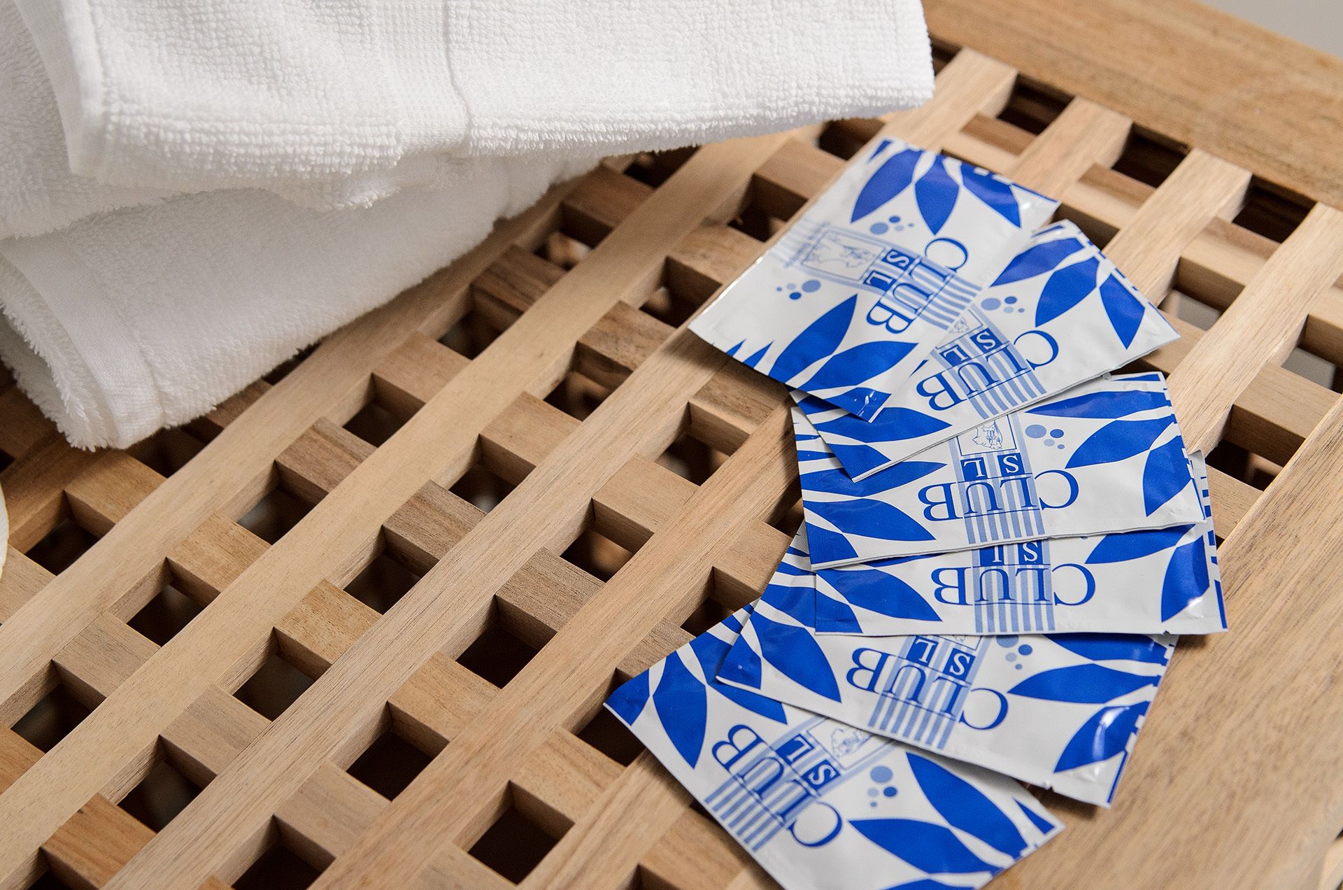 Un plateau en bois avec une serviette blanche et des serviettes en papier à motifs bleus et blancs.