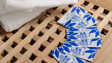 Un plateau en bois avec une serviette blanche et des serviettes en papier à motifs bleus et blancs.