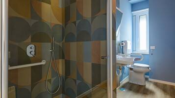 Un baño con ducha, inodoro y lavamanos.
